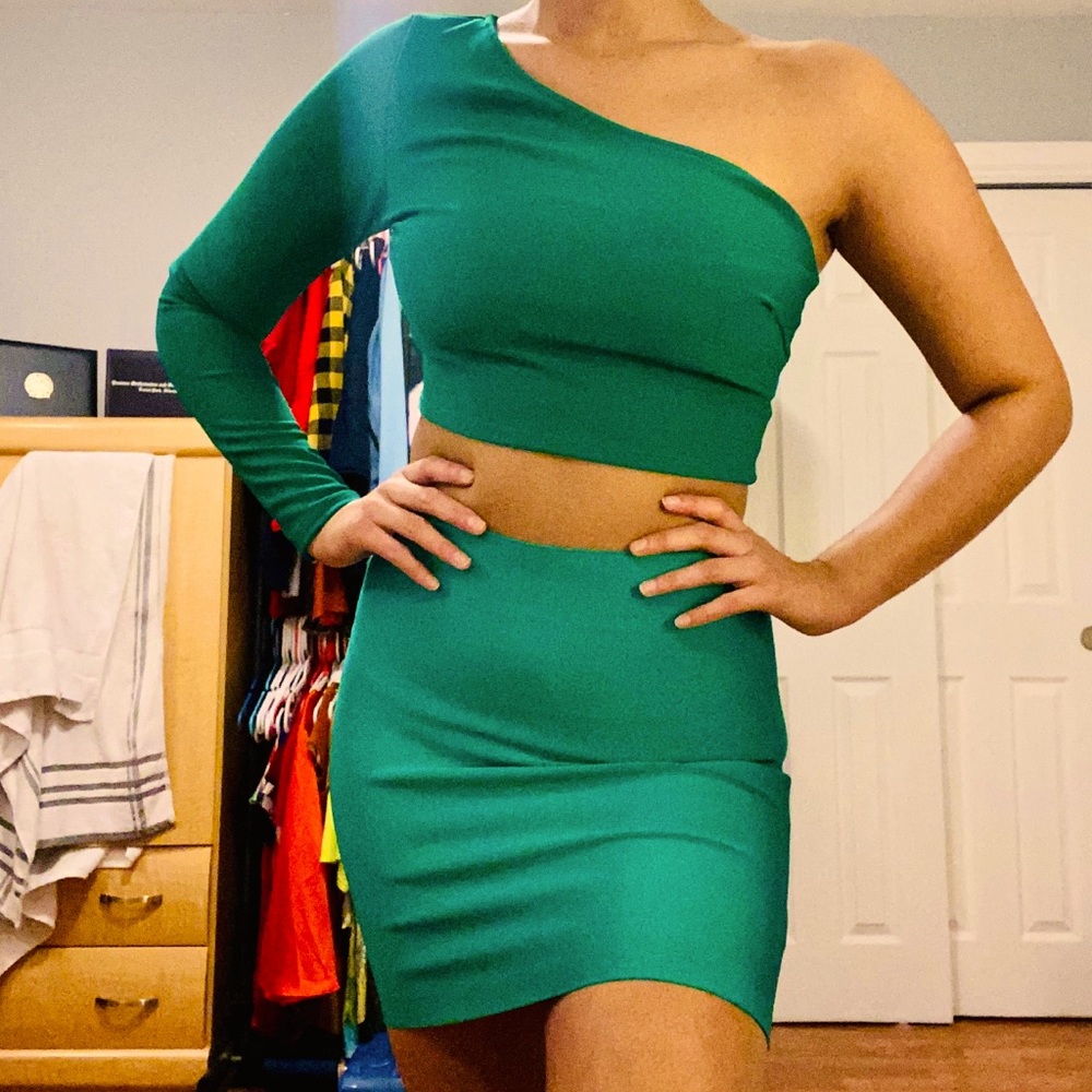 Two piece green bandage set.